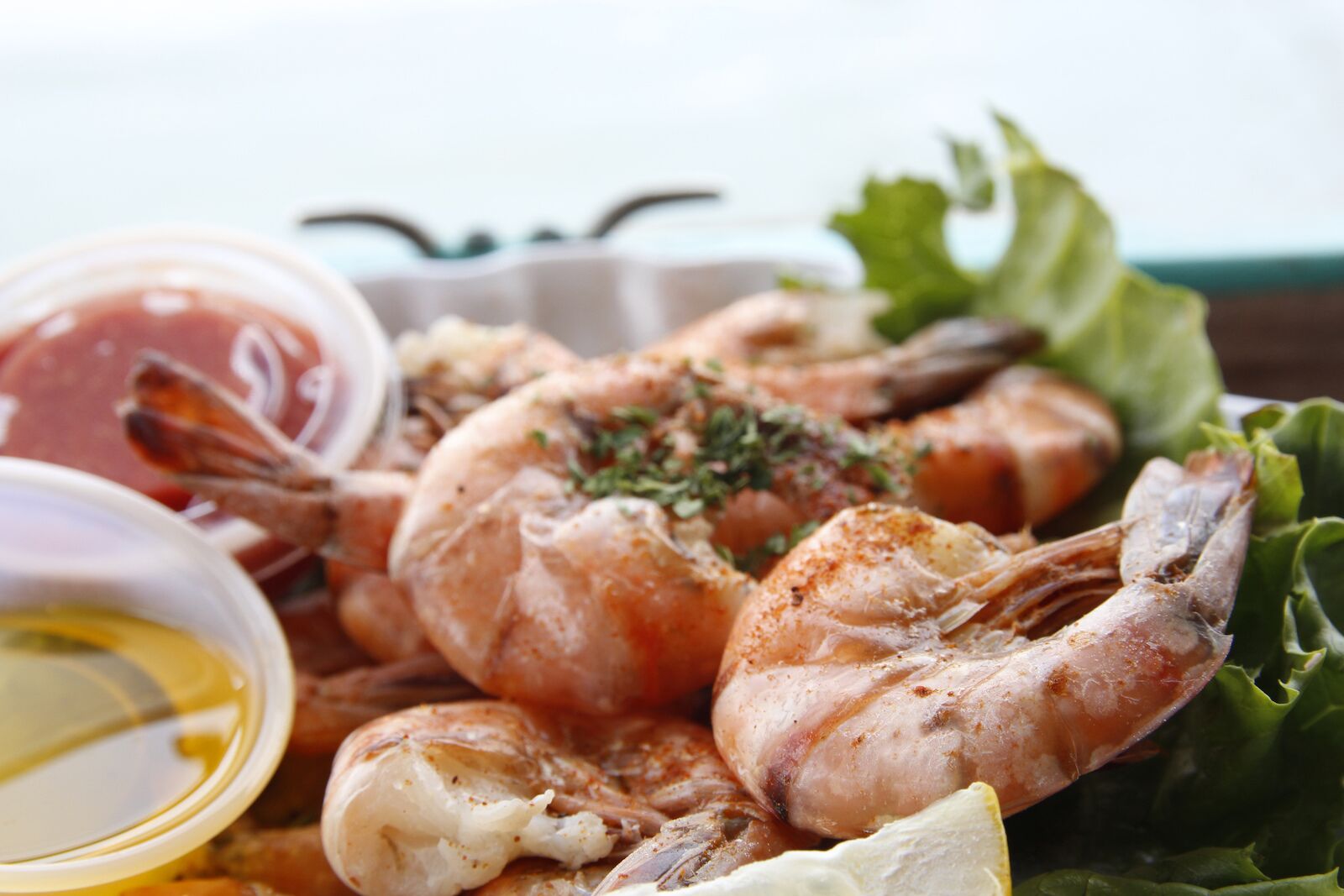 Grilled shrimps in the authentic environment of a harbour restaurant in Key West